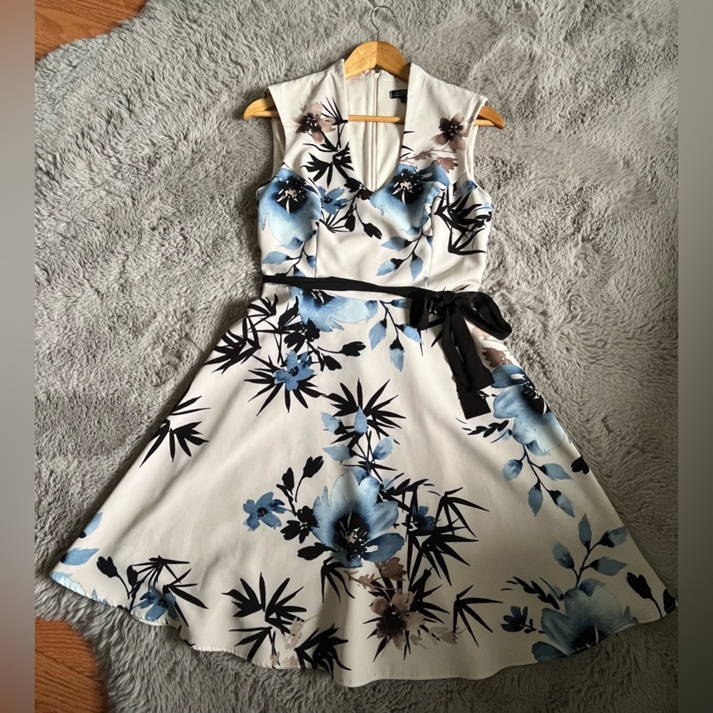 Women’s Le Chateau Blue and White Sleeveless V-Neck Midi Dress - Picture 9 of 14
